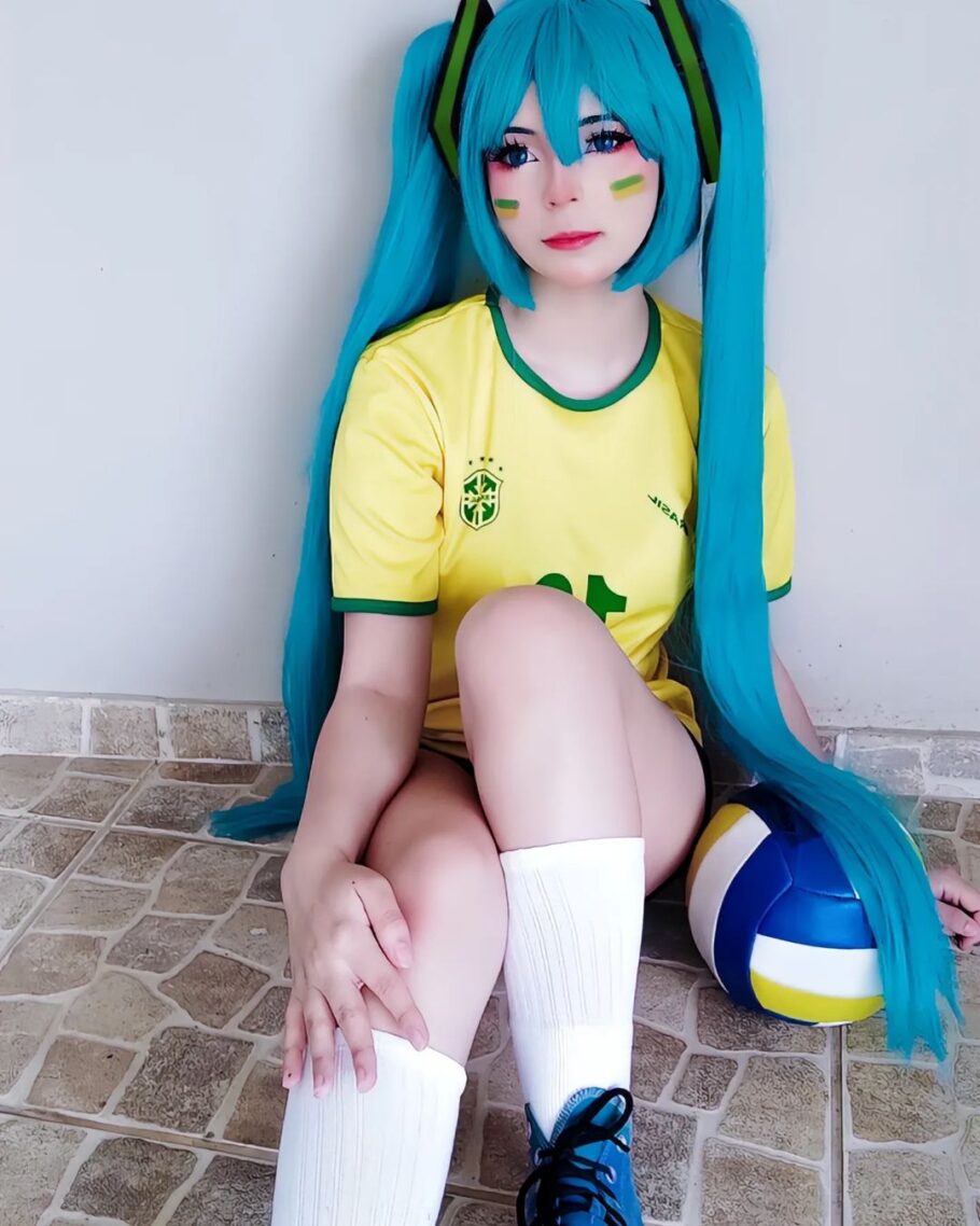 Brasileira fez um lindo cosplay da Hatsune Miku torcedora da seleção brasileira