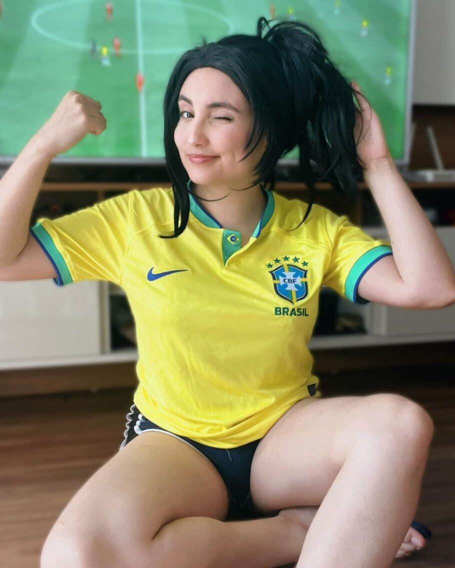 Brasileira fez um cosplay da Momo de My Hero Academia torcendo para a seleção brasileira