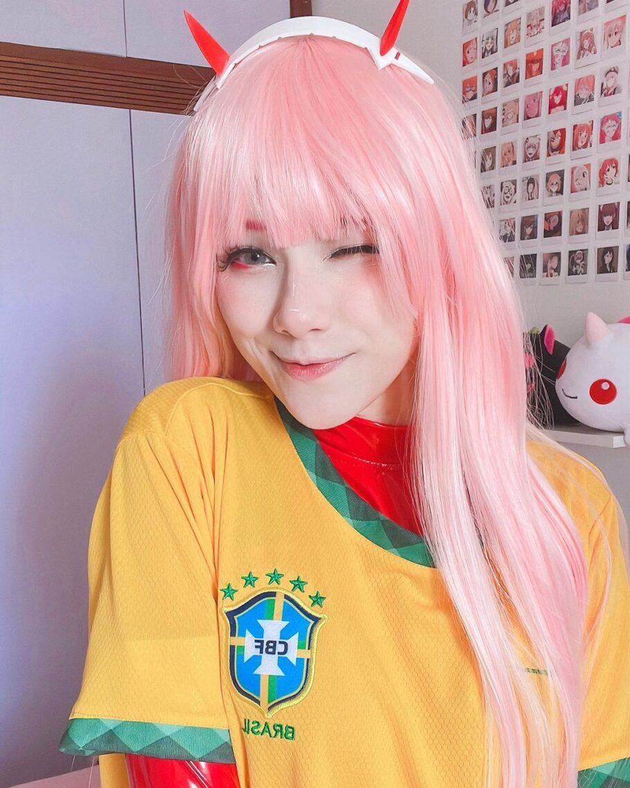 Brasileira fez um cosplay da Zero Two torcendo para a seleção brasileira