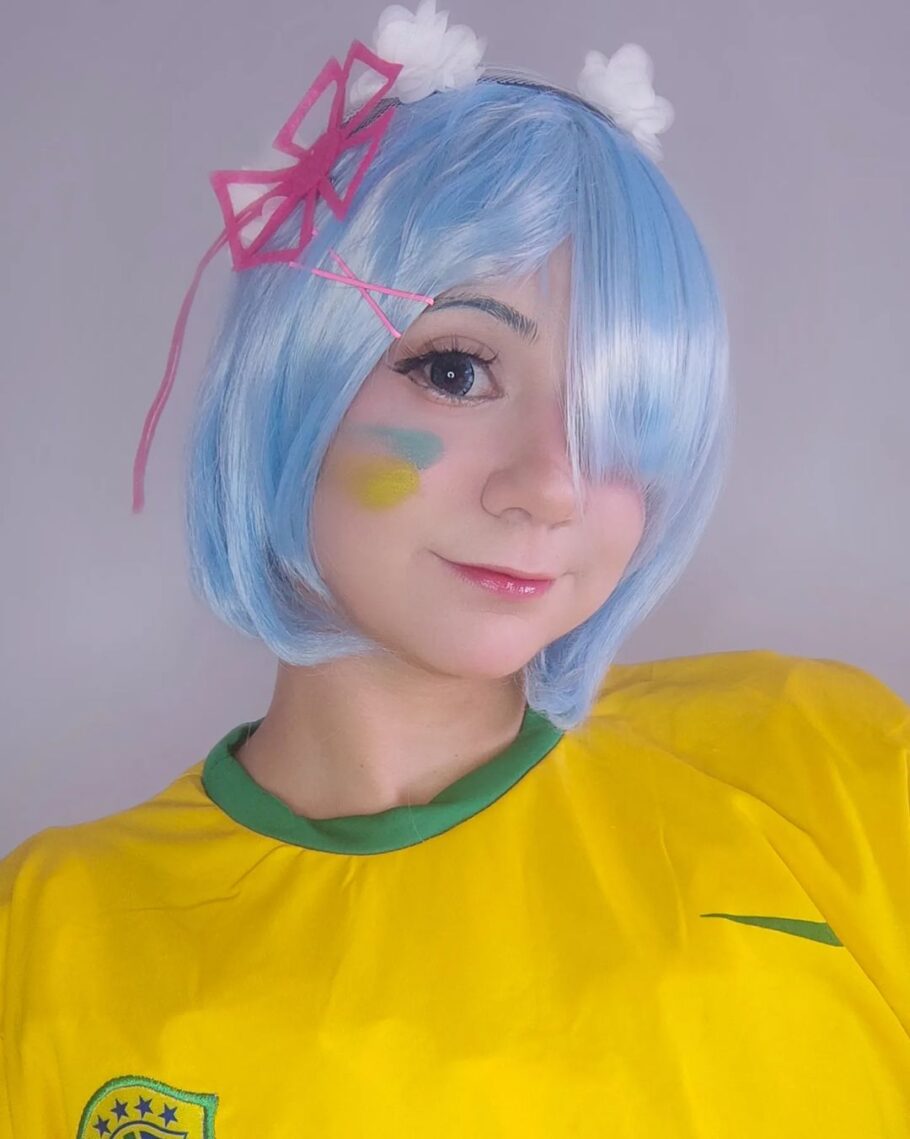 Brasileira fez um lindo cosplay da Rem de Re: Zero torcendo pela seleção