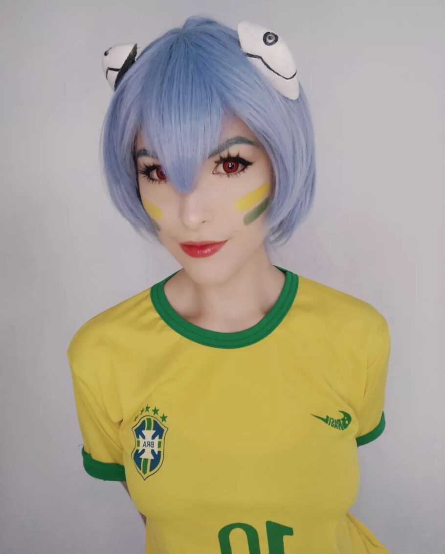 Brasileira fez um cosplay da Rei Ayanami de Evangelion torcendo para a seleção brasileira
