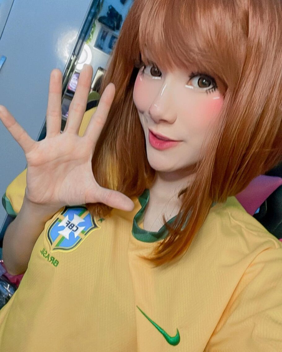 Brasileira fez um lindo cosplay da Uraraka de My Hero Academia torcendo pela seleção