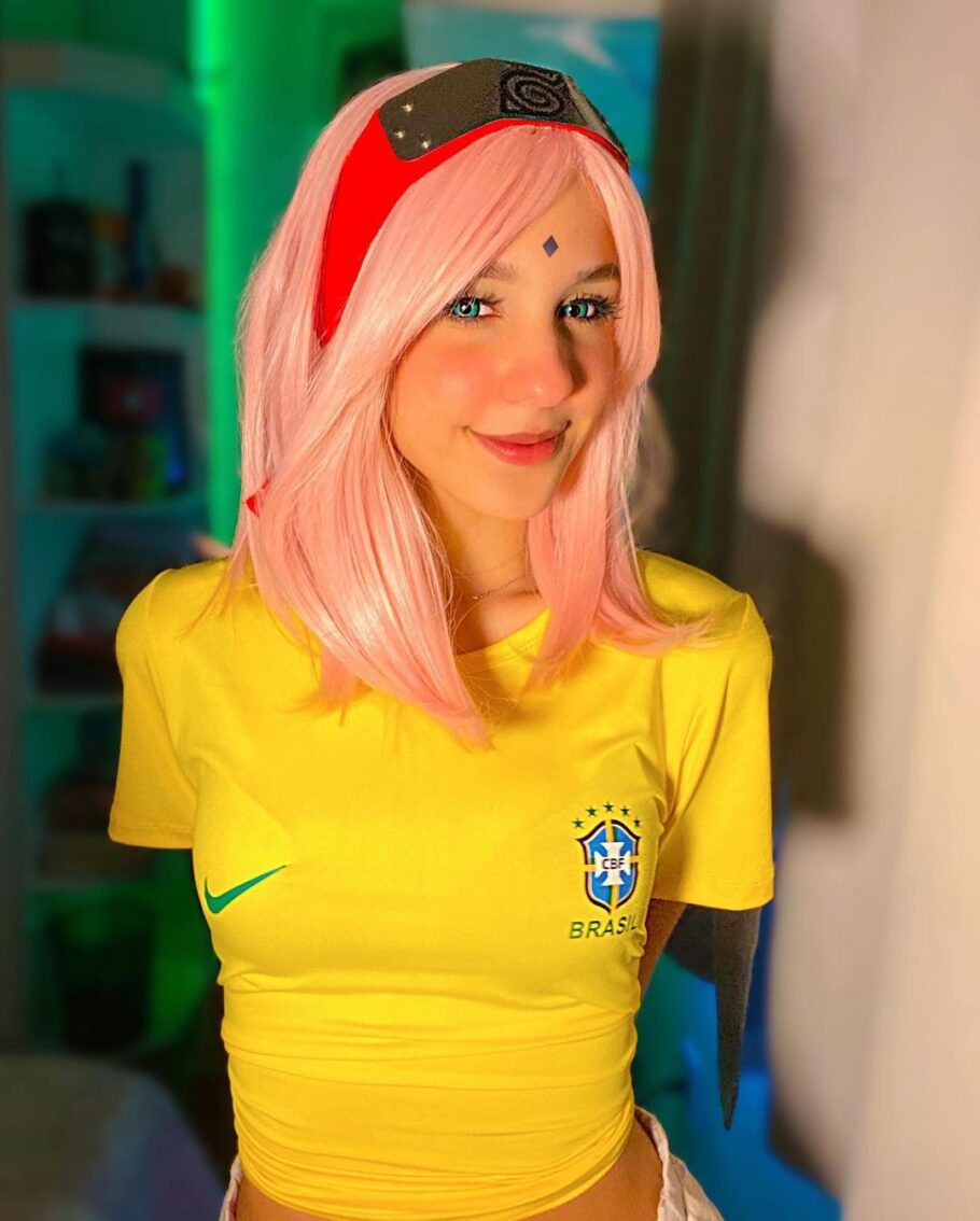 Brasileira fez um cosplay da Sakura de Naruto torcendo pela seleção brasileira