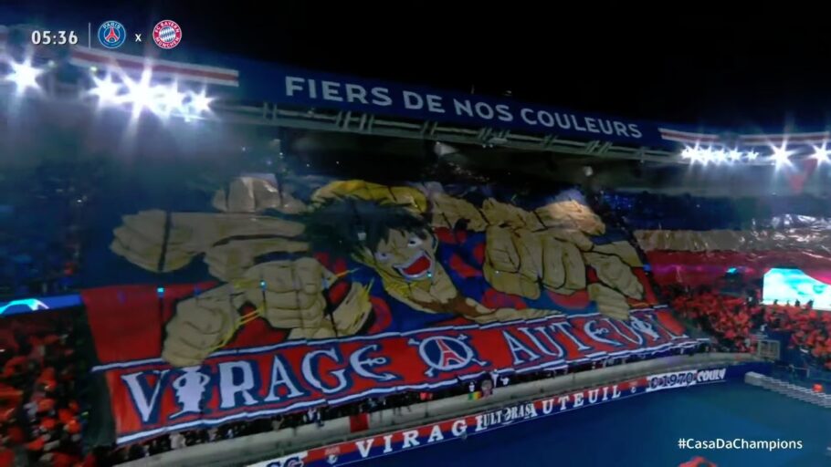 Torcida do PSG fez grande homenagem a One Piece com bandeirões e muita festa