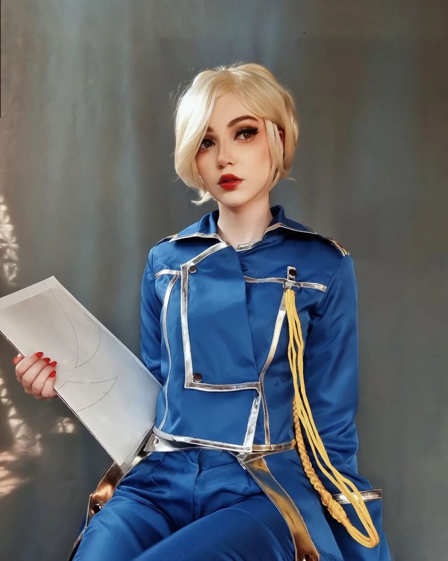 Brasileira alice_dias_c fez um lindo cosplay da Riza de Fullmetal