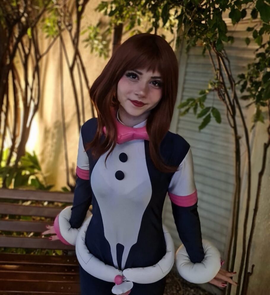 Brasileira jujuvizza fez um lindo cosplay da Uraraka de My Hero Academia