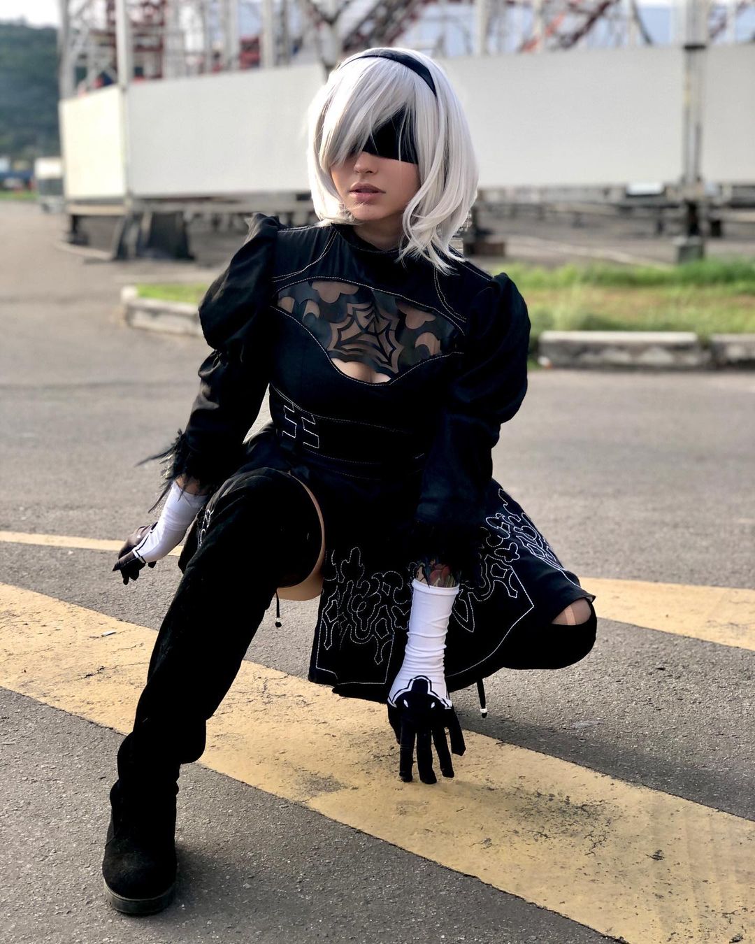 Brasileira juliamonnerat_ fez um lindo cosplay da 2B de Nier Automata ...