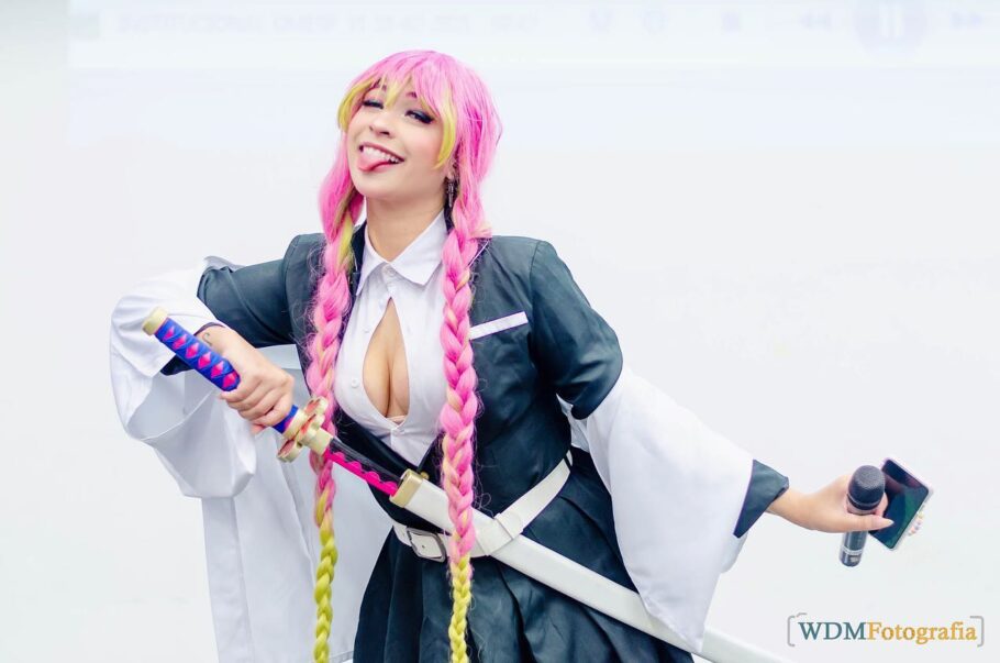 Brasileira mayumicosplay fez um cosplay impecável da Mitsuri de Demon Slayer