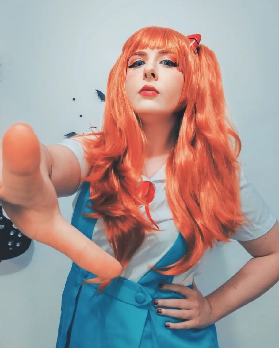 Brasileira lolamoonie.exe fez um cosplay impecável da Asuka de Evangelion