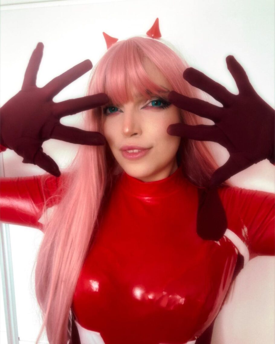 Brasileira its.mooony fez um lindo cosplay da Zero Two de Darling in The Franxx