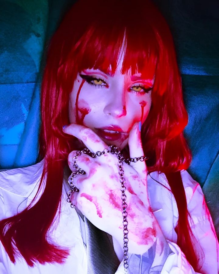 Brasileira leahx.exe fez um lindo cosplay da Makima de Chainsaw Man