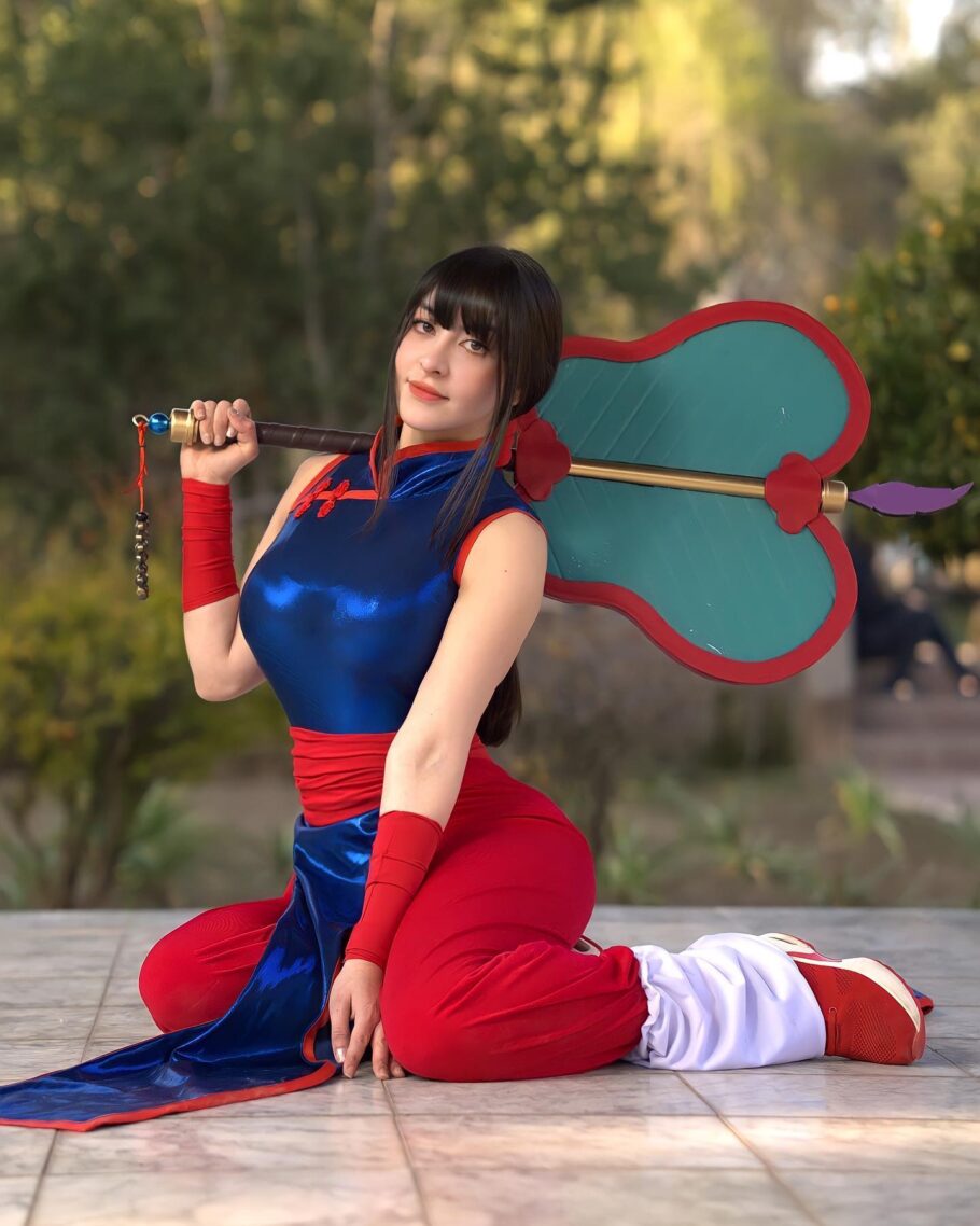 Chichi volta às artes marciais em um cosplay inspirado em Dragon Ball