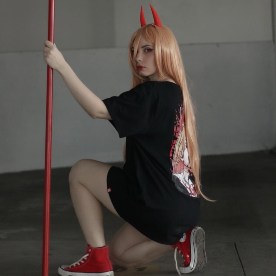 Modelo cria uma versão casual em um fascinante cosplay da Power de Chainsaw Man