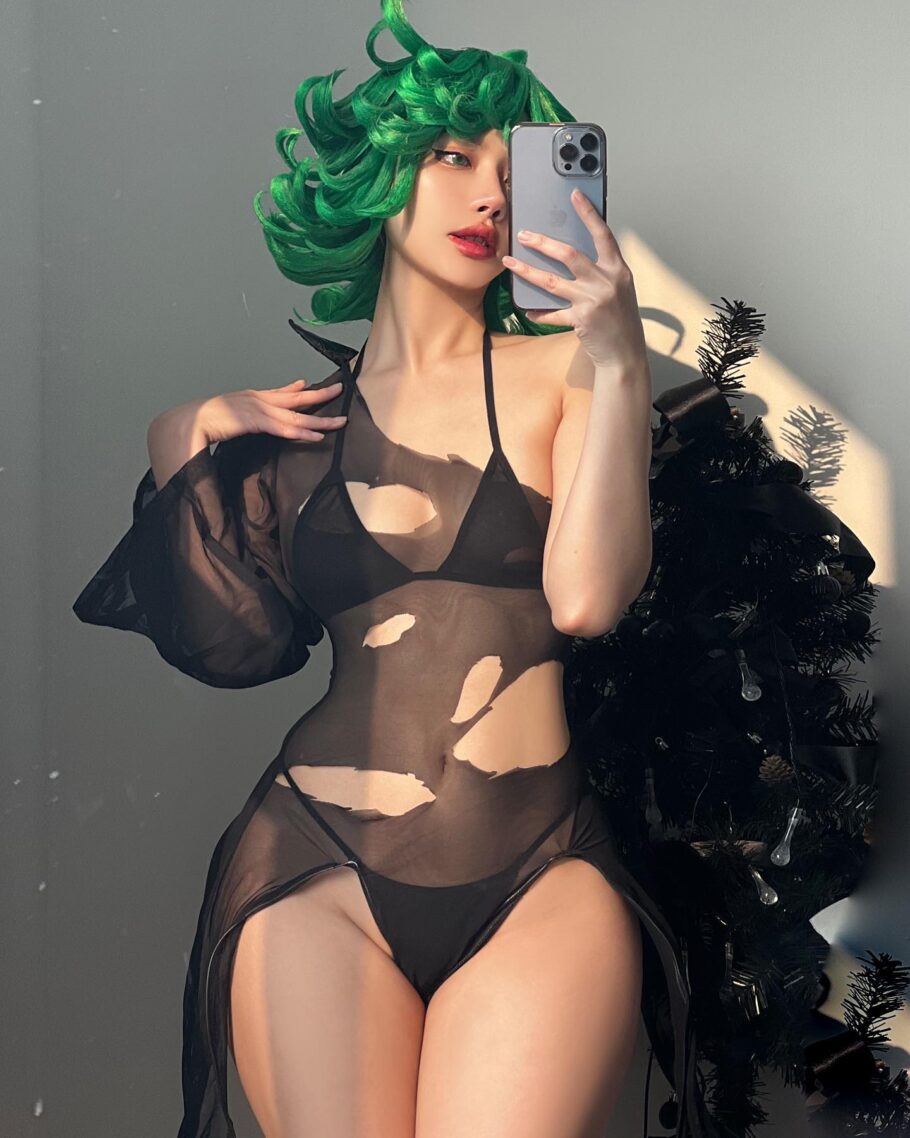 Modelo fascina com surreal e atraente cosplay da Tatsumaki de One