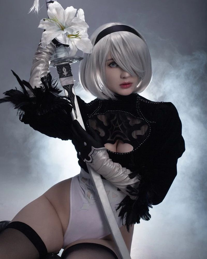 Modelo astasiadream fez um ousado cosplay da 2B de Nier Automata - Critical  Hits