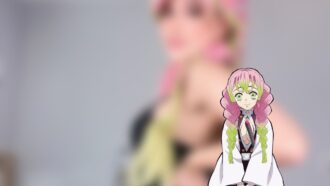 Modelo liawaifuu fez um ousado cosplay da Mitsuri de Demon Slayer