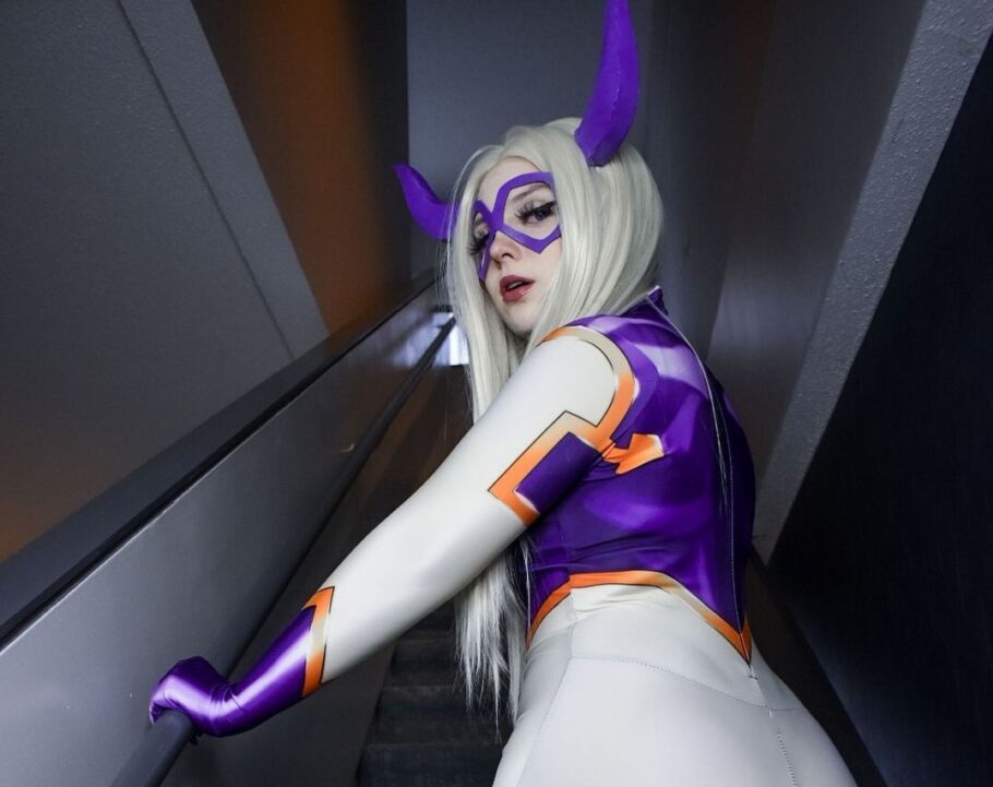 Modelo mixer_cosplay fez um atraente cosplay da Mt. Lady de My Hero Academia