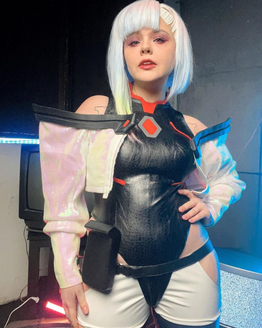 FenixFatalist se destaca como Lucy em cosplay arrebatador de Cyberpunk!