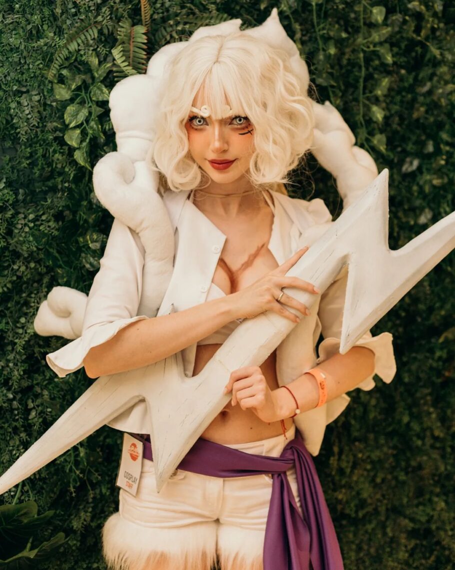 One Piece: Cosplay de Luffy Gear 5 por brasileira rufa os tambores da  libertação