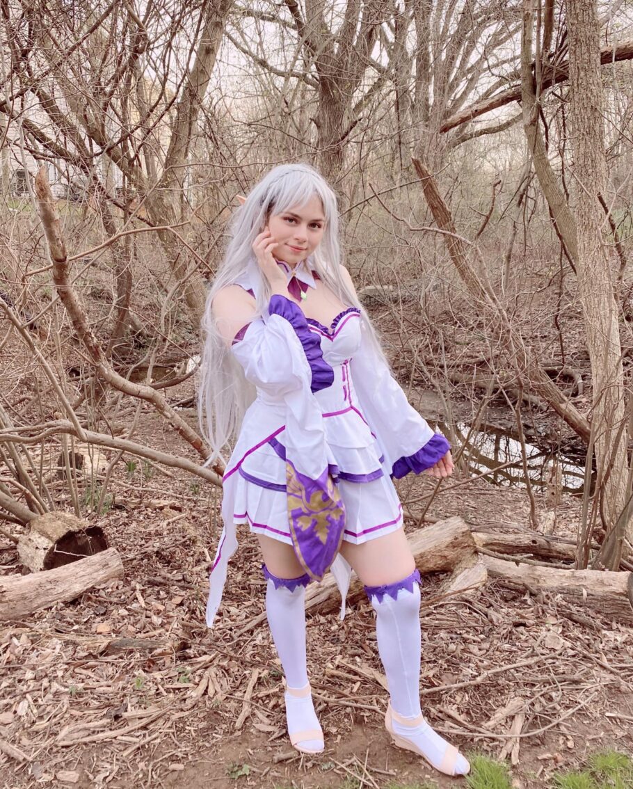 O universo de Re:Zero ganha vida com o impressionante cosplay da Emilia, feito por cosplayer talentosa