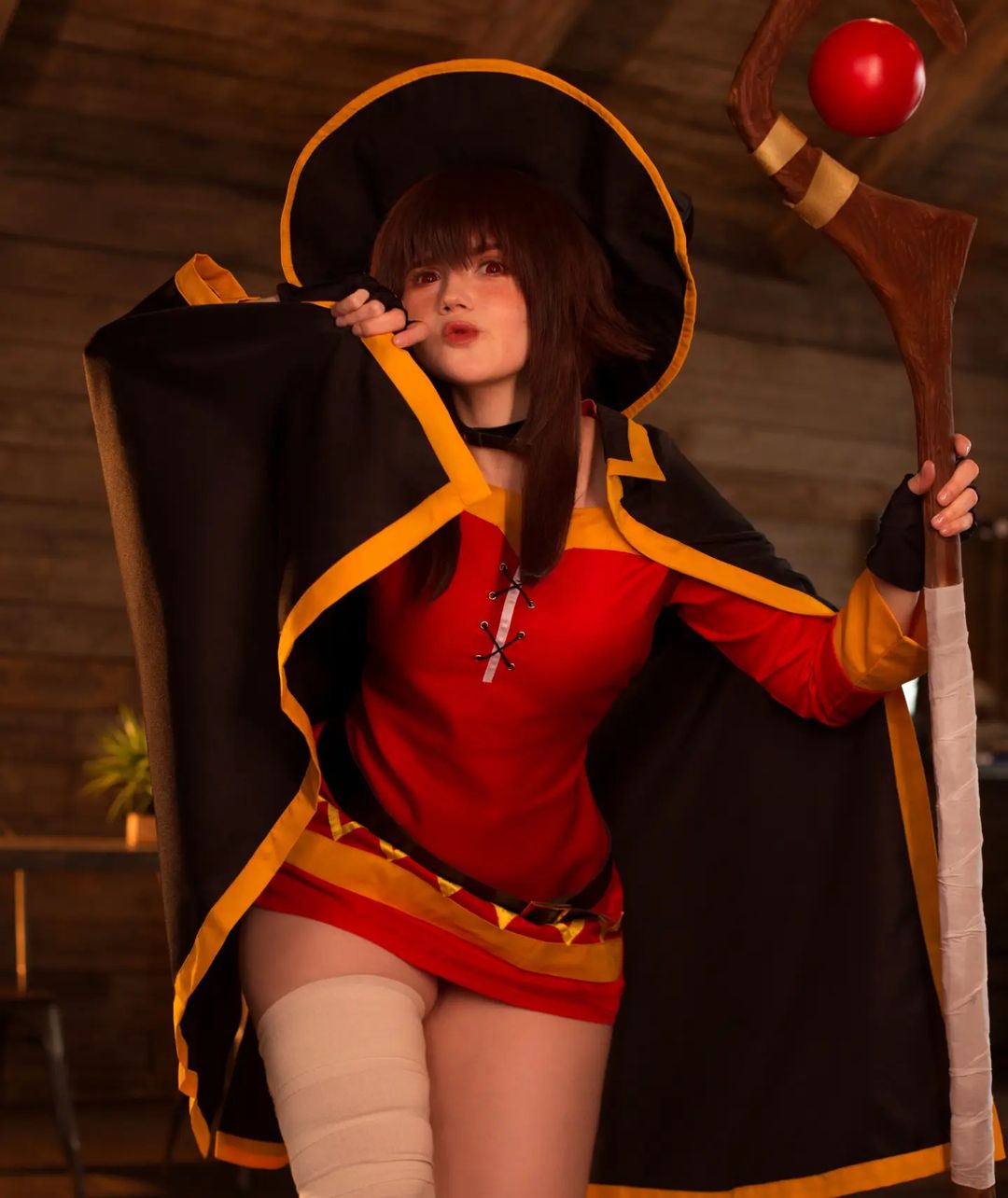 Modelo neyrodesu fez um atraente cosplay da Megumin de Konosuba - Critical Hits
