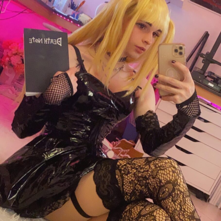 Modelo dá vida a Misa de Death Note em um cosplay que captura a essência carismática da personagem