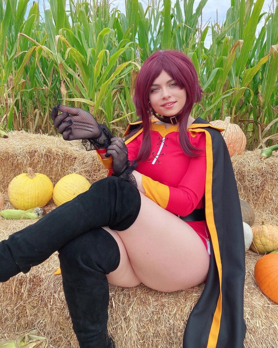 Modelo musclemommycosplays fez um atraente cosplay da Megumin de Konosuba