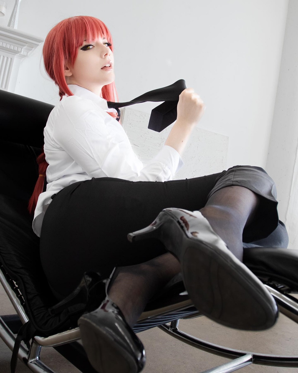 Modelo Meggii fez um arrebatador cosplay de Makima de Chainsaw Man