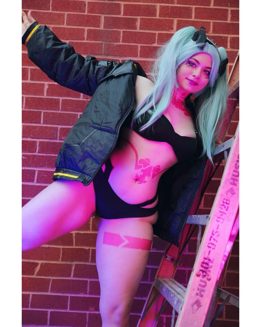 Modelo musclemommycosplays encanta com um atraente cosplay da Rebecca de Cyberpunk