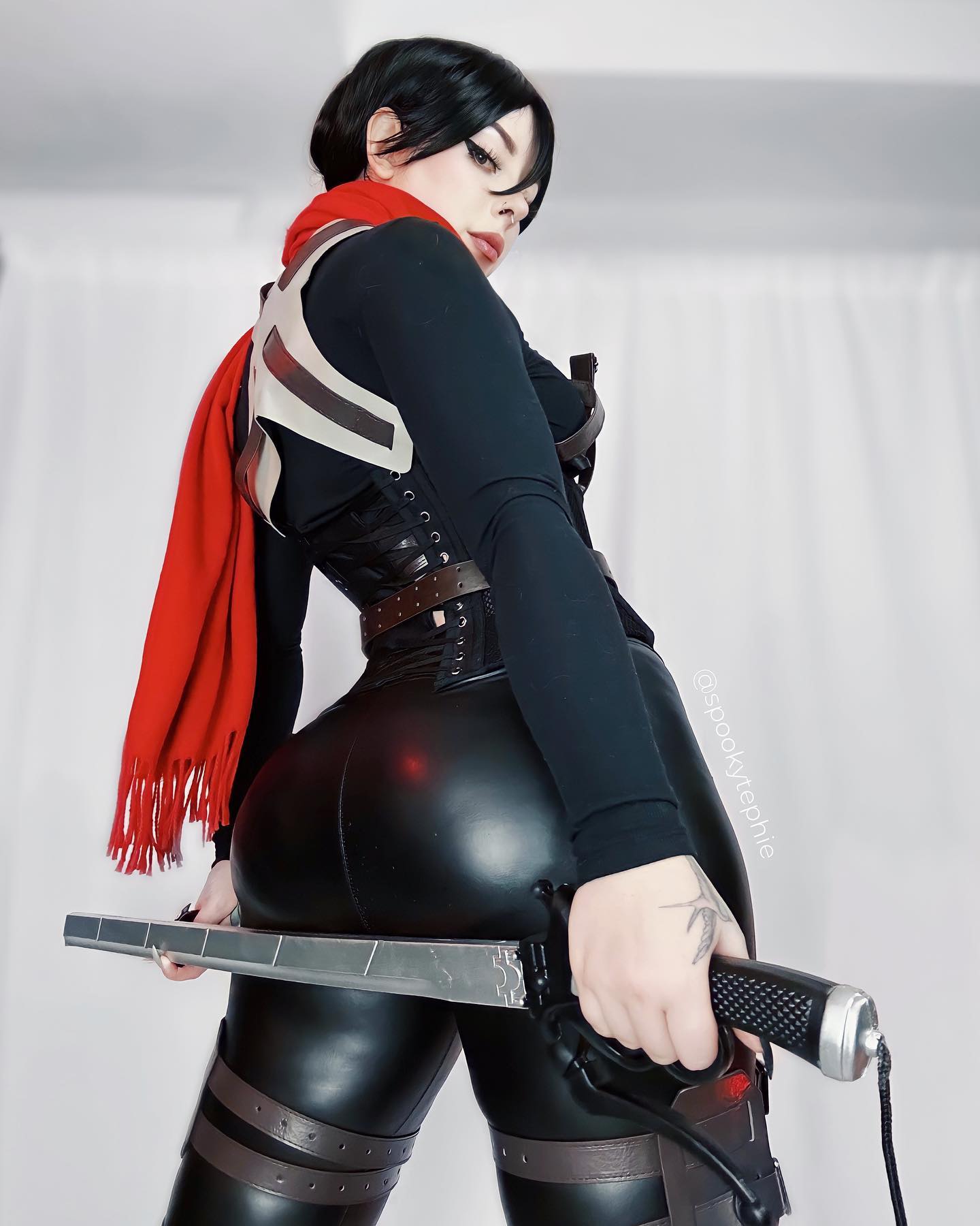 Modelo Tephie fez um ousado cosplay de Mikasa de Attack on Titan