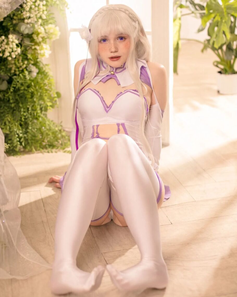 Modelo neyrodesu encanta com um apaixonante cosplay da Emilia de Re: Zero