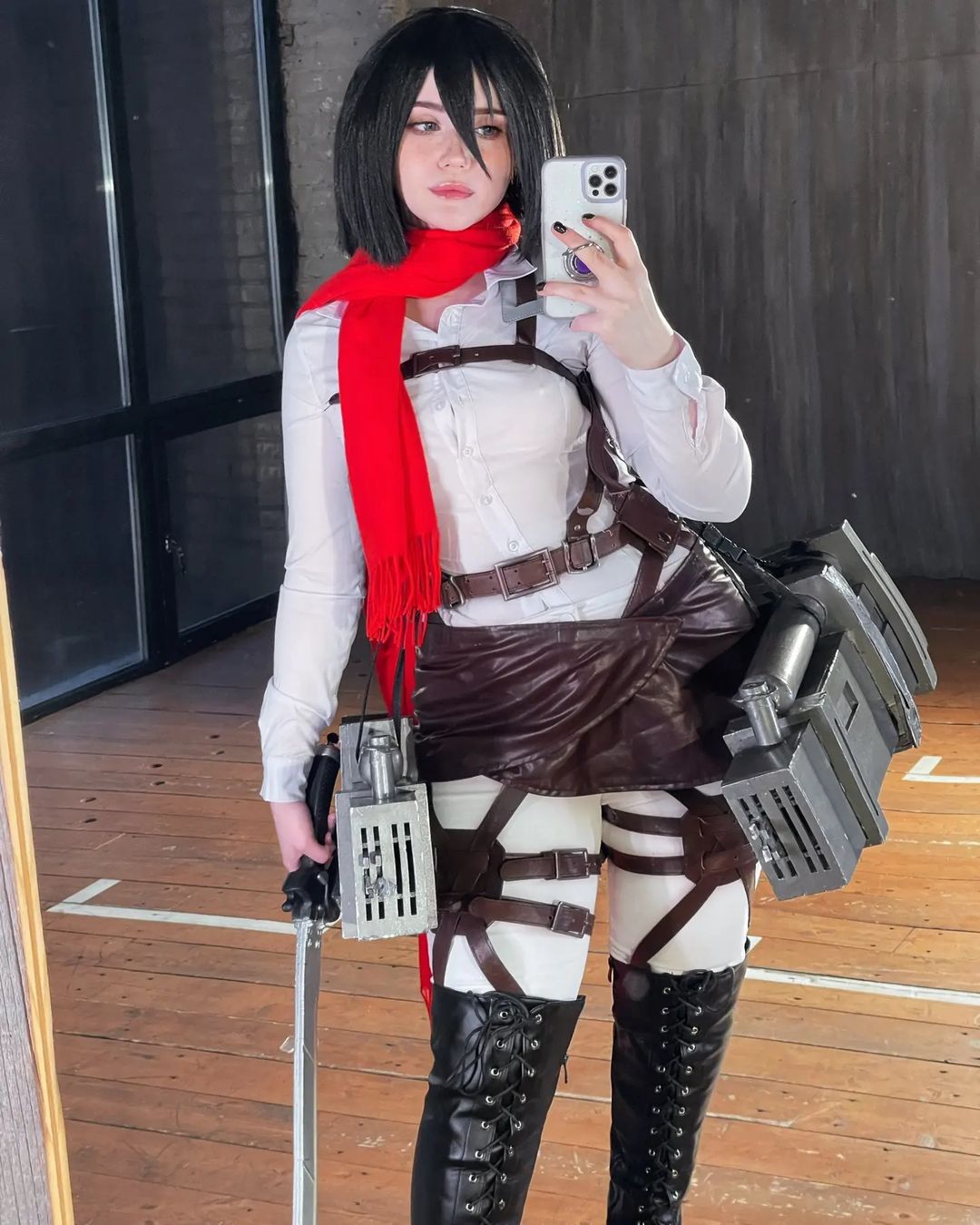 Modelo neyrodesu encanta com um ousado cosplay da Mikasa de Attack on
