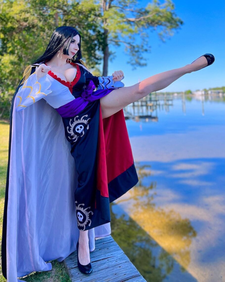 Modelo sakurabrii encanta com um atraente cosplay da Hancock de One Piece