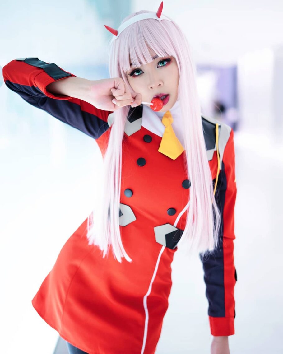 Deslumbre-se com esse incrível cosplay da Zero Two de Darling in the Franxx