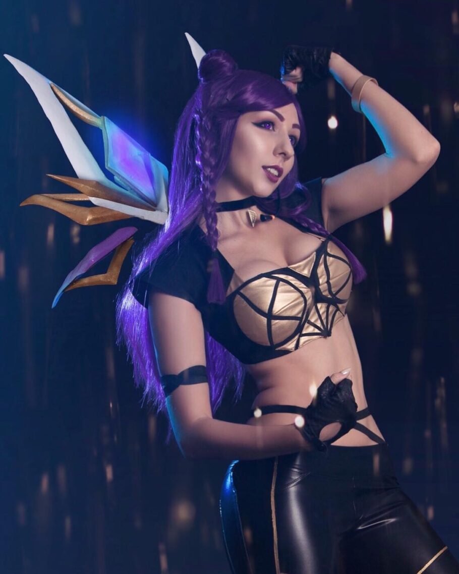 Cosplayer arrasa em transformação épica e perfeita da Kai'Sa de League of Legends