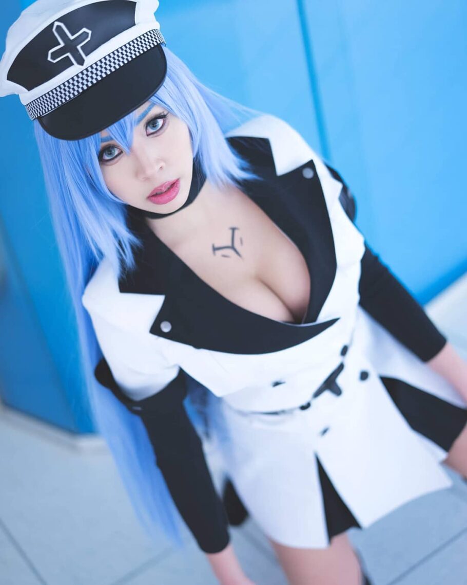 Modelo surpreende com cosplay envolvente da vilã Esdeath de Akame Ga Kill que vai te deixar sem palavras