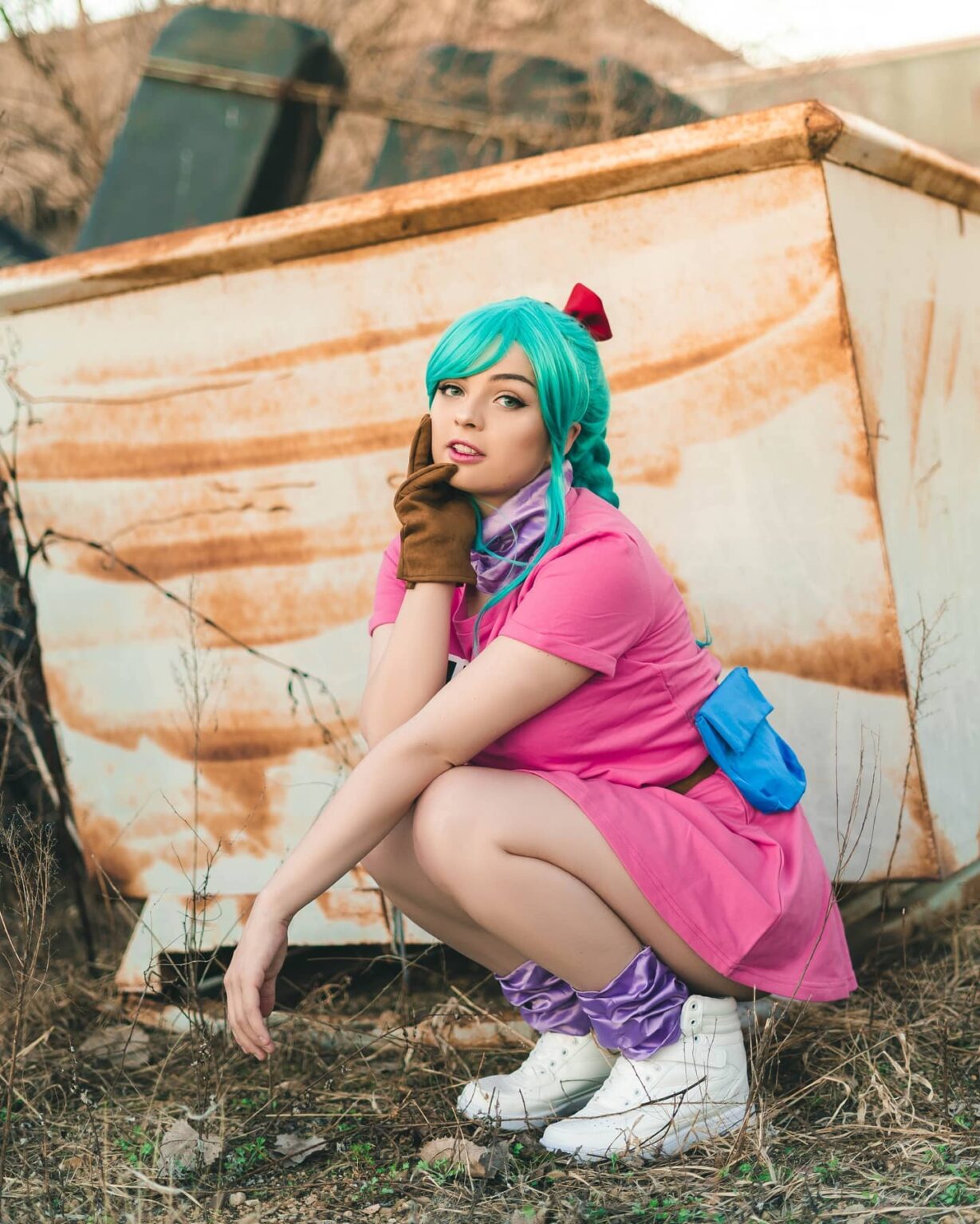 Fã de Dragon Ball recria cosplay impecável da Bulma em seu traje clássico que vai te levar à