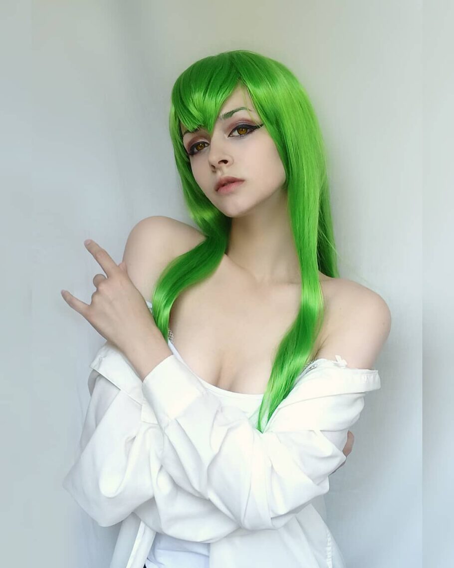 Modelo a_satan_el arrasa com um ousado cosplay da C.C. de Code Geass