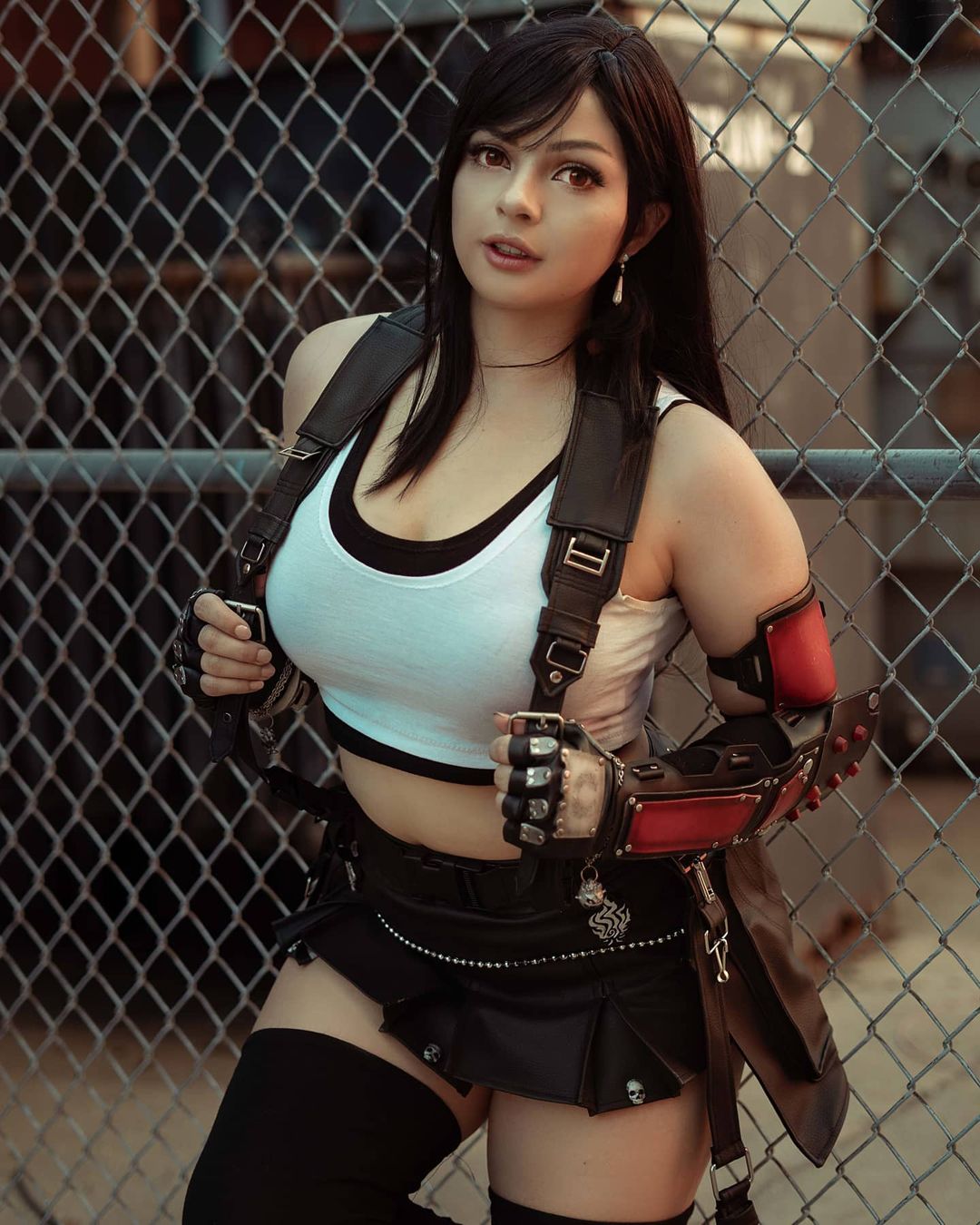 Modelo allyssooonnn encanta com um apaixonante cosplay da Tifa Lockhart de Final Fantasy