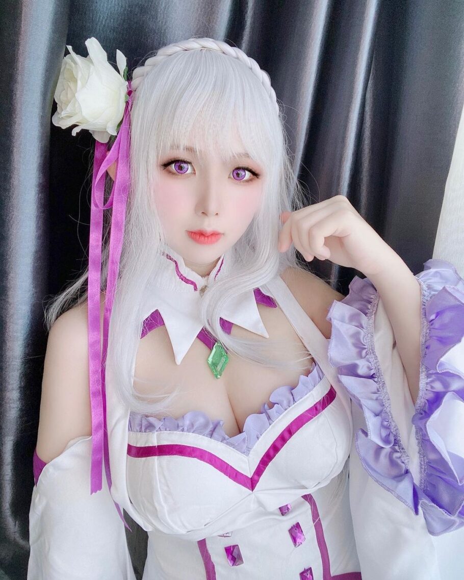 Modelo kuromi_sora fez um atraente cosplay da Emilia de Re: Zero