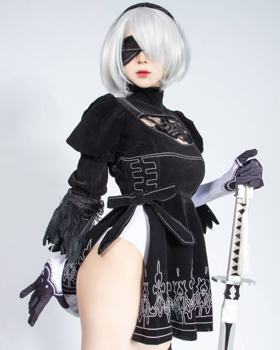 Modelo misaki_chanx fez um atraente cosplay da 2B de Nier Automata