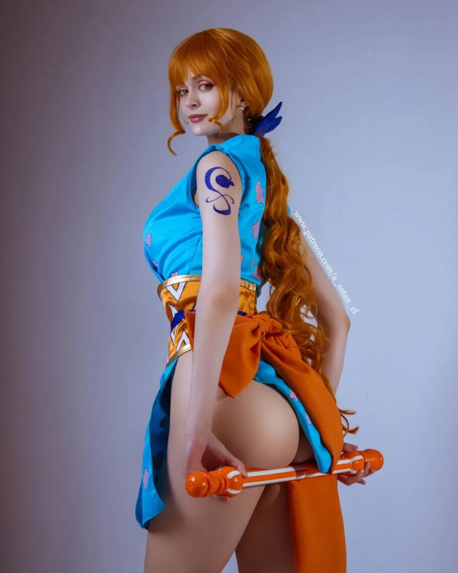 Modelo a_satan_el arrasa com um atraente cosplay da Nami de One Piece