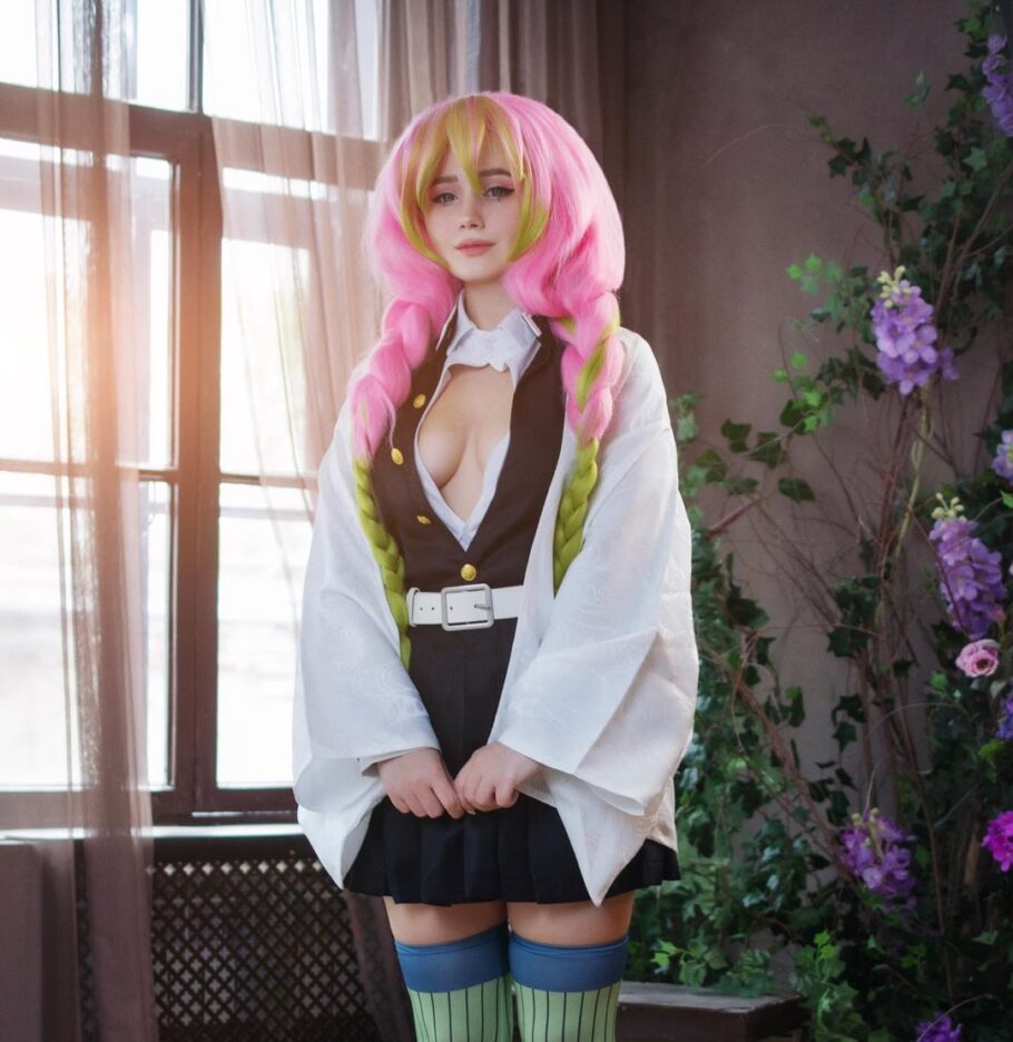 Modelo jyu_san fez um apaixonante cosplay da Mitsuri de Demon Slayer