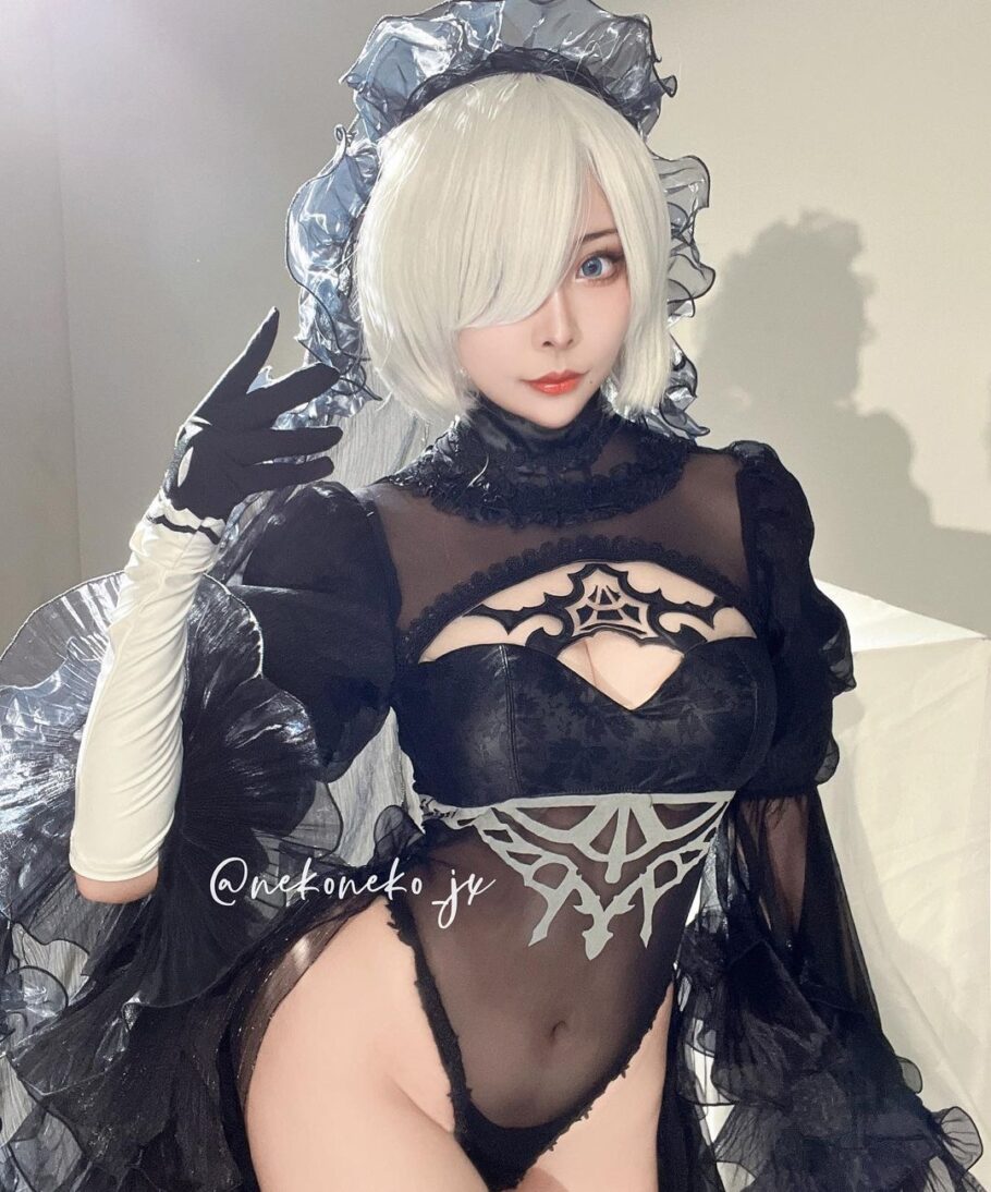 Cosplayer nekoneko_jx fez um atraente cosplay da 2B de Nier Automata