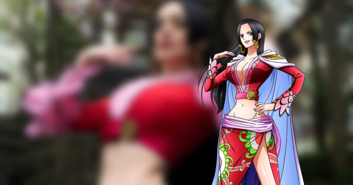 Modelo surpreende com incrível cosplay de Boa Hancock, a Imperatriz Pirata de One Piece