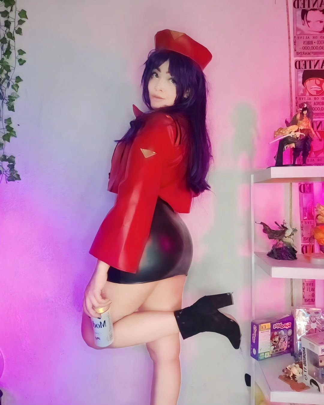 Modelo krisbeards arrasa com um apaixonante cosplay da Misato de Evangelion