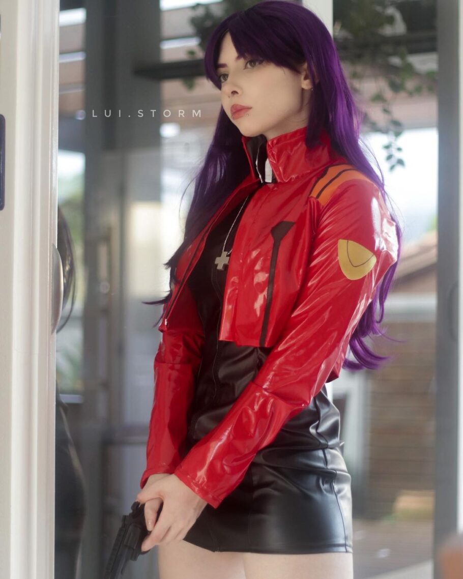 Brasileira lui.storm fez um lindo cosplay da Misato de Evangelion