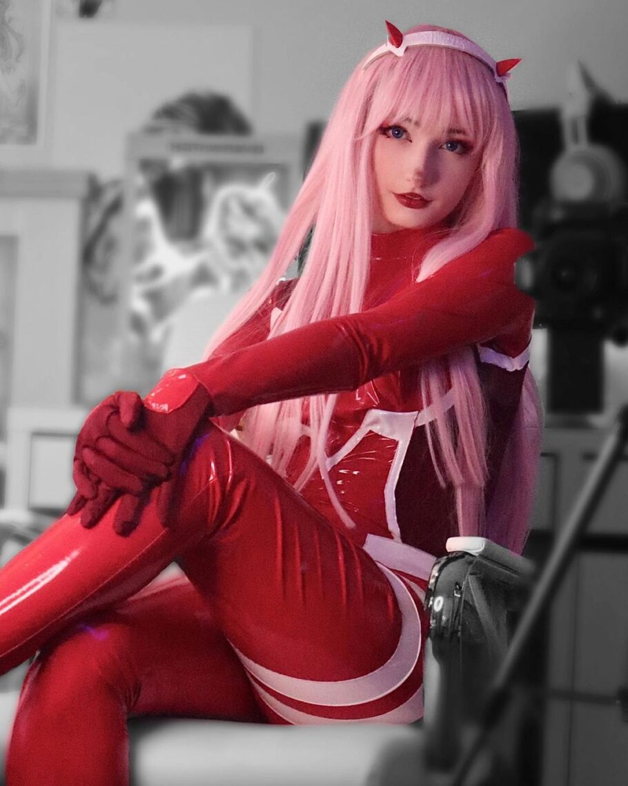 Modelo catl0verr69 fez um atraente cosplay da Zero Two de Darling in The Franxx