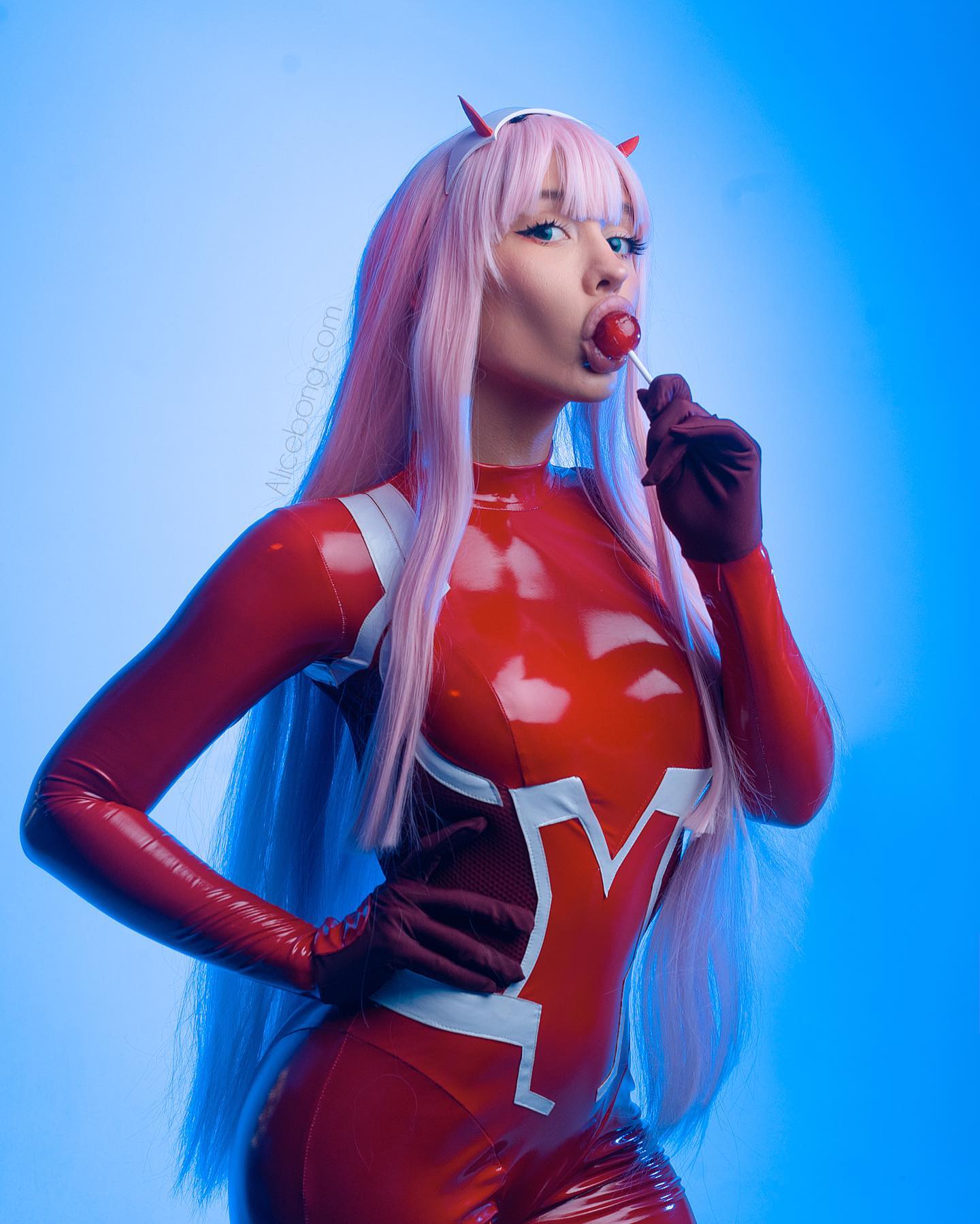 Modelo Hheadshhot Fez Um Atraente Cosplay Da Zero Two De Darling In The Franxx Critical Hits 