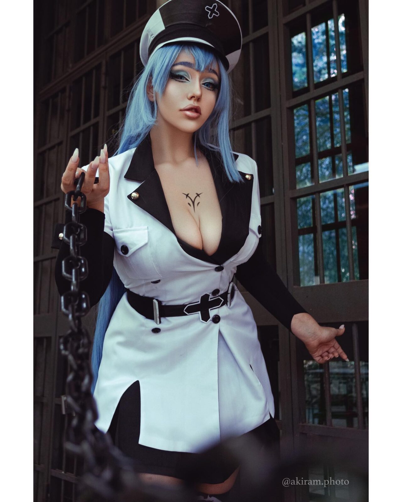 Modelo hana.cos encarna a impecável Esdeath de Akame Ga Kill em um belíssimo cosplay